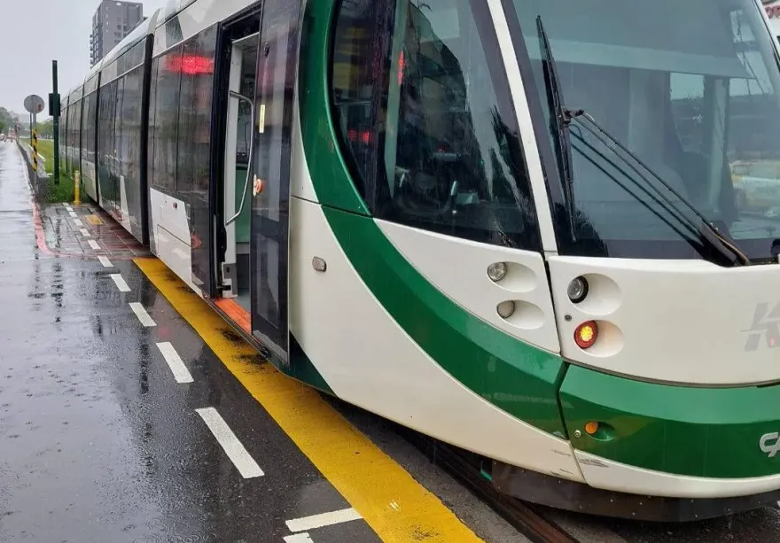 一時緊張才跑掉！擦撞高雄輕軌列車肇逃婦人找到了　警方追究責任