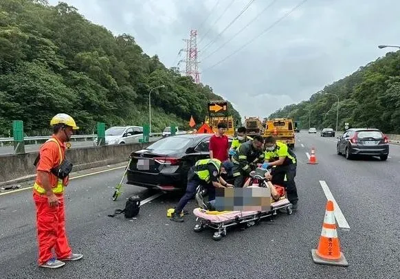 快訊/國3北上75.9K多元小客車車禍釀2傷　乘客命危送醫搶救