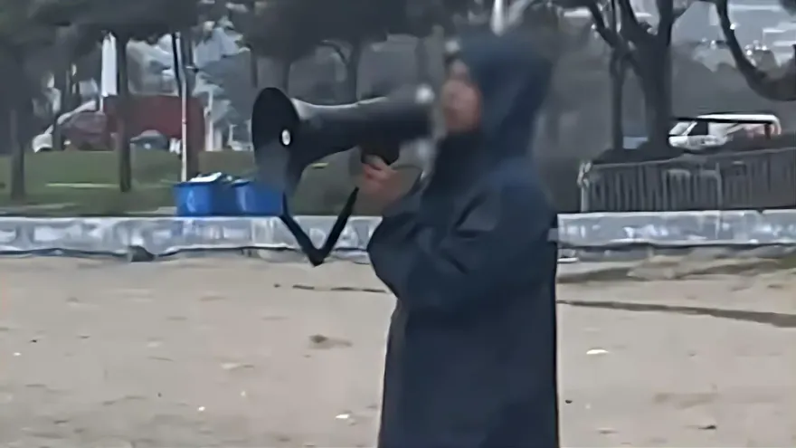 影/海邊風浪大遊客卻不願上岸　保全氣炸大喊「想死走遠點」馬上奏效