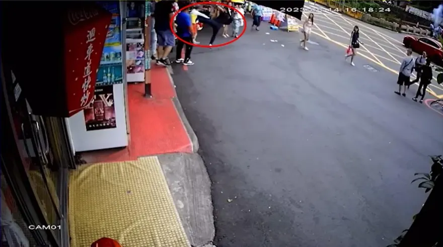 影/女導遊疑吹哨惹怒男駕駛！好心規勸反遭暴力踹飛　網怒：丟盡國家臉面