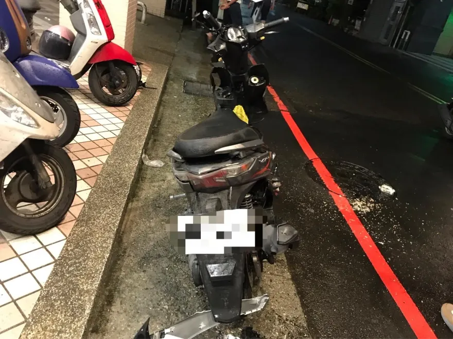 影/台中男左轉遭同向BMW撞飛！人和機車滑出去「濺火花」　爆頭亡