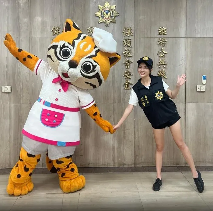 影／慶祝警察節！美女廚神親手包粽子慰勞警察　刑事伯也害羞了