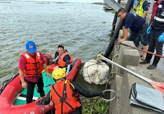 快訊/東石港驚見「趴姿」男浮屍！70歲阿伯「卡蚵棚屍腐爛」