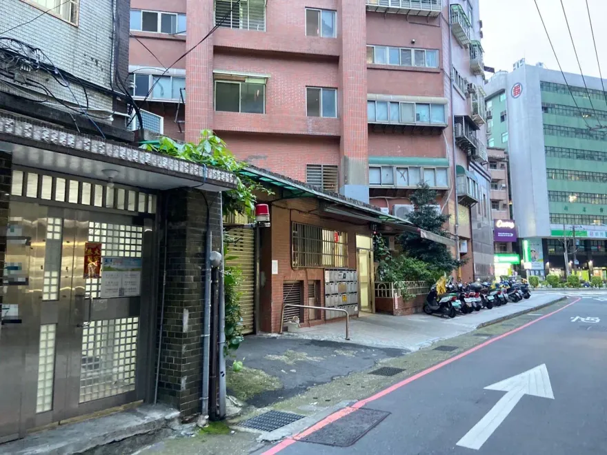 驚悚！新店婦人「倒臥客廳腫脹流屍水」　夫伴屍2週竟稱「以為她會自己爬起來」