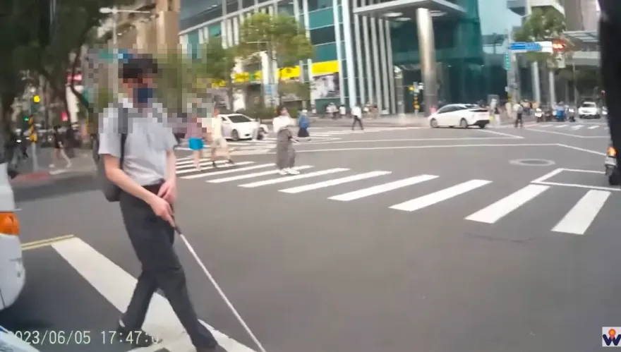 影/視障者迷失方向！騎士跳車「極速救援」畫面曝　路人阿伯遠方比讚