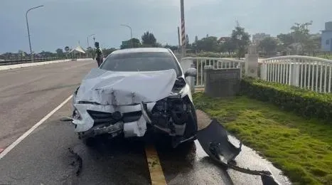 開車趕上班驚險撞水庫護欄！金門傳「車頭全毀」車禍　嫩男駕駛送醫