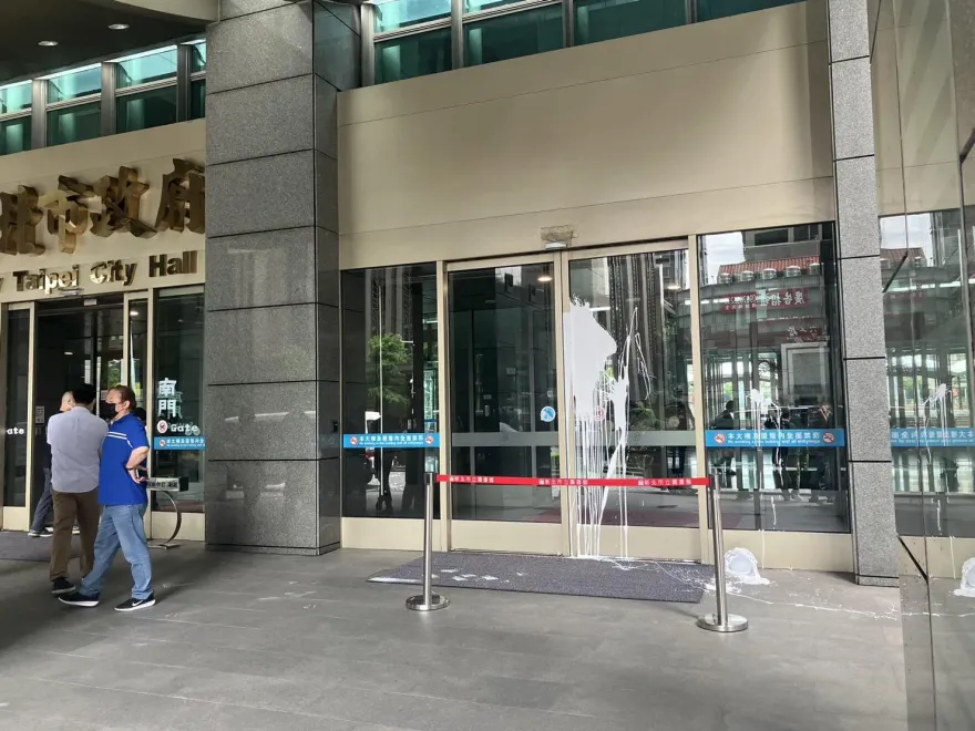 快訊/大門遭人潑漆！新北市府：表達訴求必須理性合法