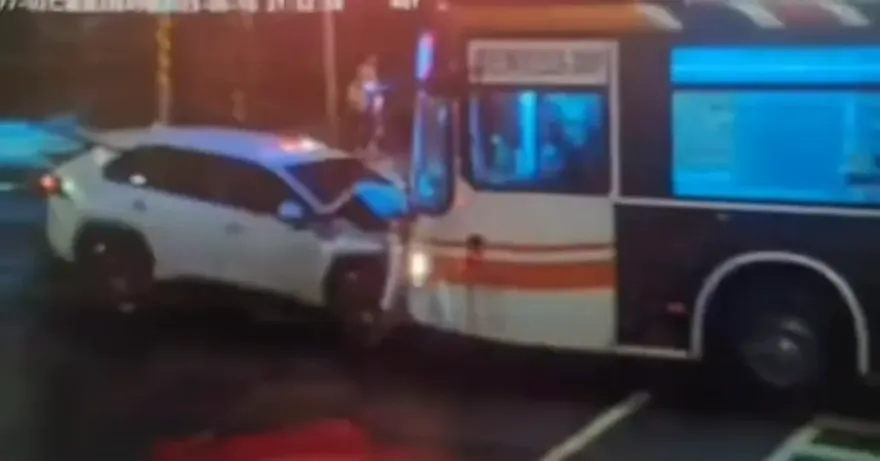 影/被輾壓6秒畫面曝光！多元計程車「鬼切失敗」　慘遭公車撞上