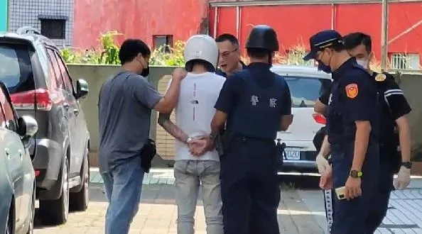 快訊/屏東民宅槍響！毒梟、警方駁火「2hrs後投降」　民眾笑：好像在看連續劇