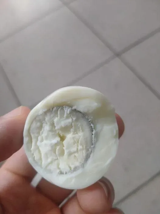 他第一次看到「白色蛋黃」引熱議　營養師曝與「母雞吃的飼料」有關！