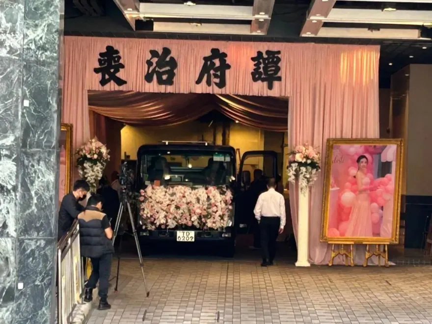 港名媛蔡天鳳出殯「粉紅鮮花布置靈車」　靈柩火化後骨灰安放寶蓮寺