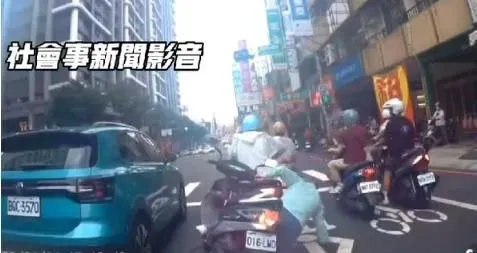 影/等紅燈手抓油門撿手機　騎士暴衝撞前車