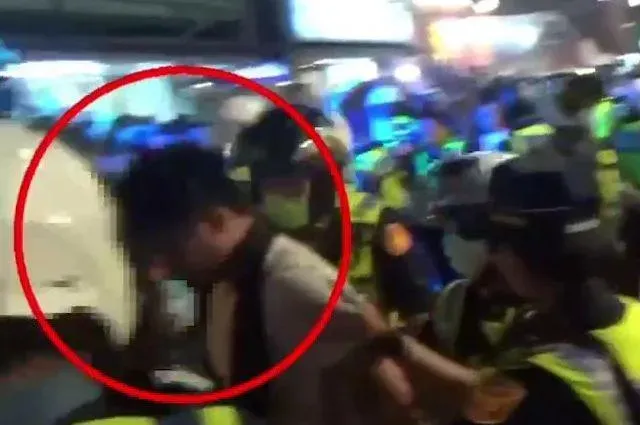 影/連2天變成「拳」運會！新莊地藏庵祭典進行3天打2天　500警人牆隔離衝突群眾