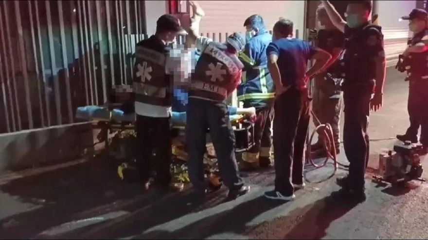 神技術！19歲男自摔倒掛金鉤卡電箱　左腿刺傷哀號