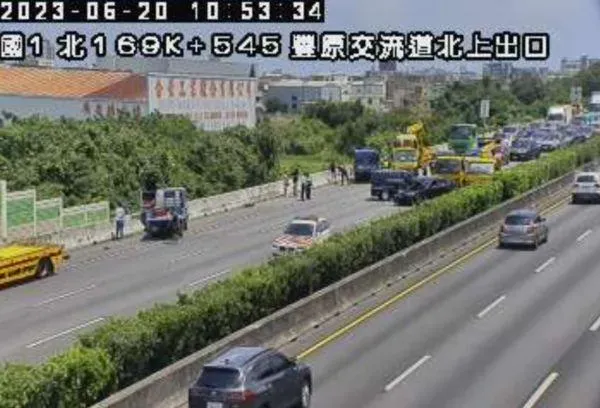 快訊/宛如骨牌推擠！國1南下豐原交流道5車連環追撞　車流回堵2公里