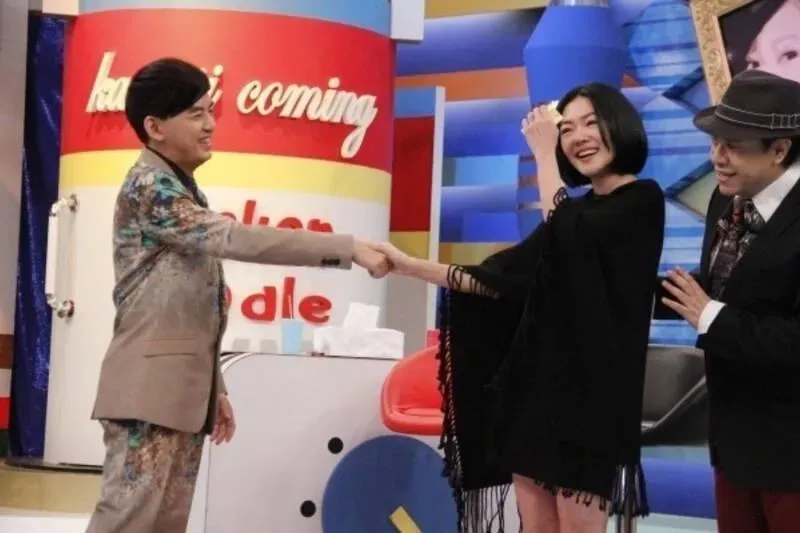 世紀和解全是假的？小S、黃子佼8年前《康熙》相擁…網酸：逢場作戲