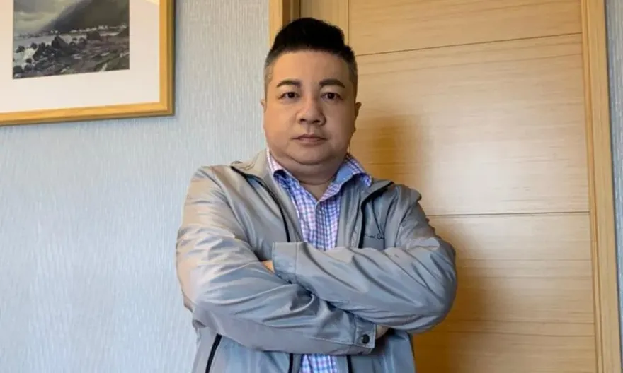 黃子佼性騷流彈飛/董至成遭爆上酒店「欠100元不還」　他首度回應：連本帶利還500元行嗎？