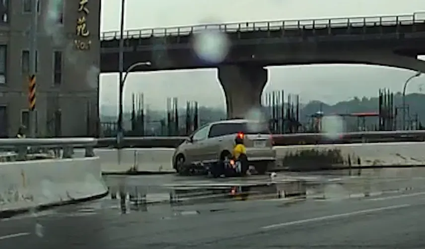 影/待轉區變待撞區！騎士無辜被撞「駕駛還偷催油門」　粗糙開車技術惹怨