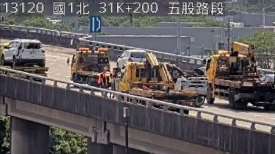 快訊/國1南下高架五股段追撞車禍！小貨車翻覆橫2車道　車流回堵6公里