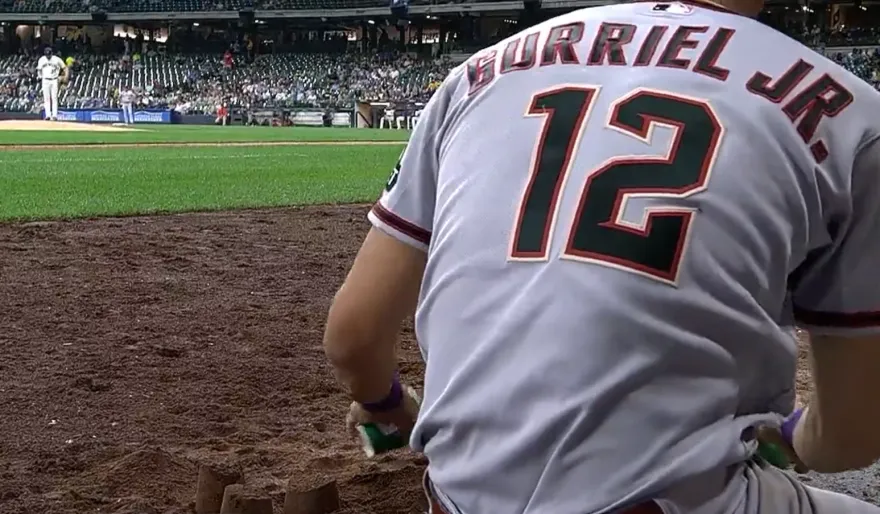 影/比賽太無聊！響尾蛇外野手場邊「紙杯蓋沙堡」　網讚：被棒球耽誤的沙雕高手