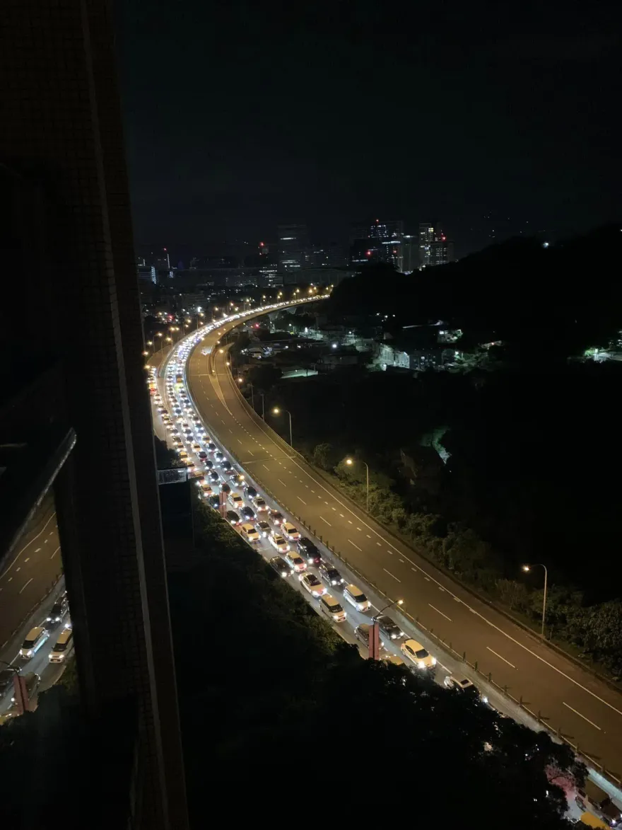 端午連假凌晨爆車潮！車燈點亮國道夜空　網友呼籲出門民眾再等等