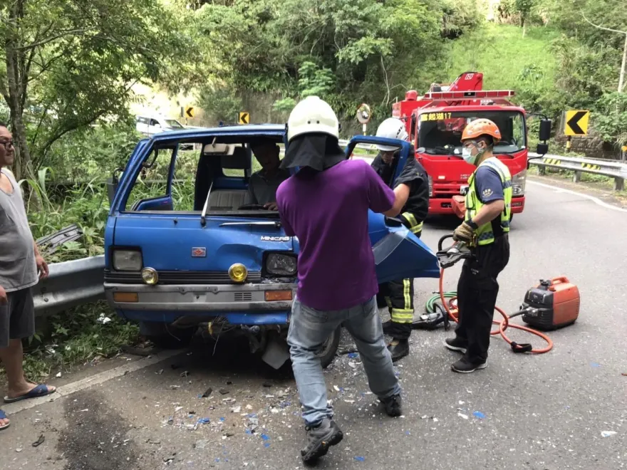影/阿里山達邦公路貨車對撞！　男駕駛受困骨折送醫