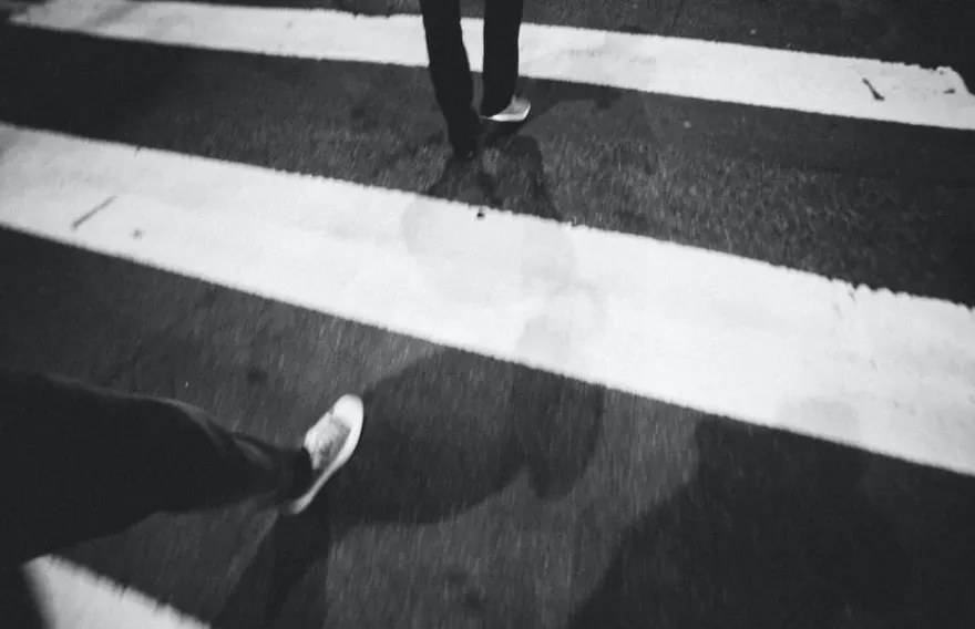 台中行人地獄！短裙女斑馬線讓車先過　慘遭擦撞翻地滾2圈