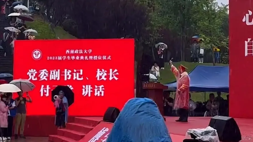 影/畢典遇大雨！這位校長致詞只念標題　稱全文3500字請看「學校官微」