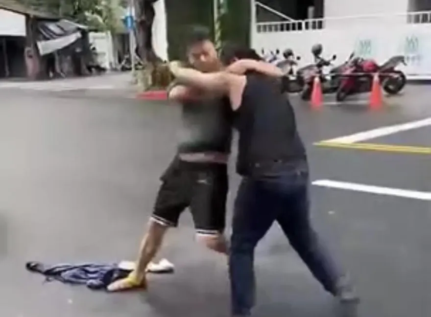 影/狹路相逢！2男因債務林森北街頭鬥毆　1人被砍到濺血