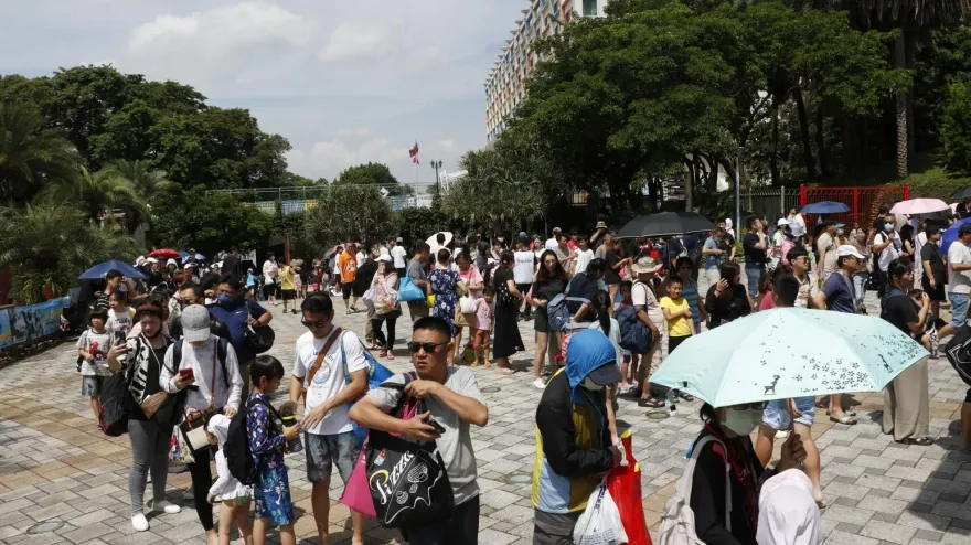 麗寶樂園連假人潮估20萬人次　打火英雄臨陣上場抱走「人體龍舟賽」冠軍