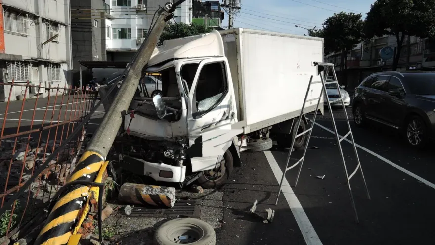 屏東端午節驚傳車禍！2小貨車激烈對撞　連電線杆也遭殃被撞斷