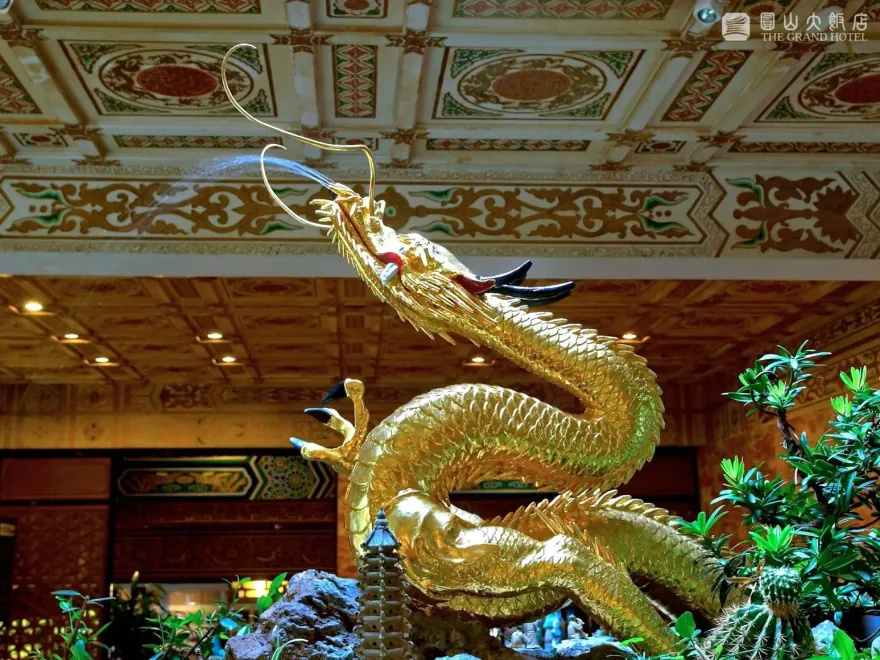百年龍頭斷了！圓山飯店金龍突被天花板重砸　業者急回應