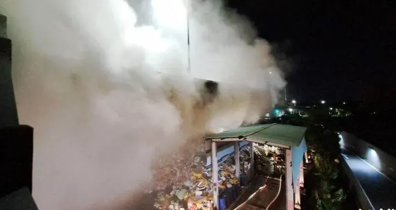 影/「高雄百慕達」深夜驚傳祝融　疑回收場廢電池起火釀禍