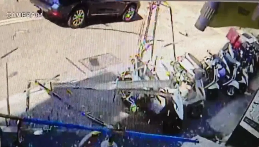 快訊/氣爆瞬間曝！爆炸力道超震撼「雜物噴飛對街」　嚇壞路過車輛