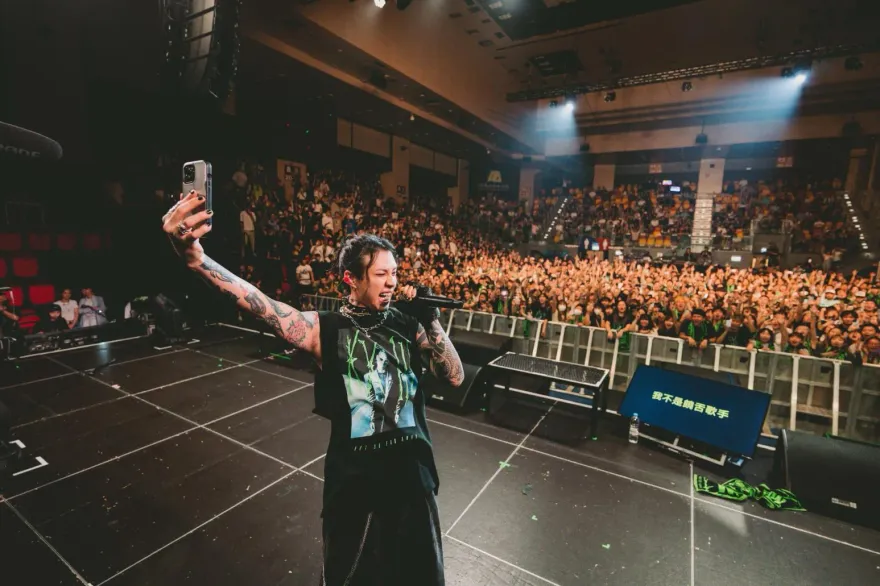 Marz23台上喜收內衣　女友大方回應：當爸前享受一下！