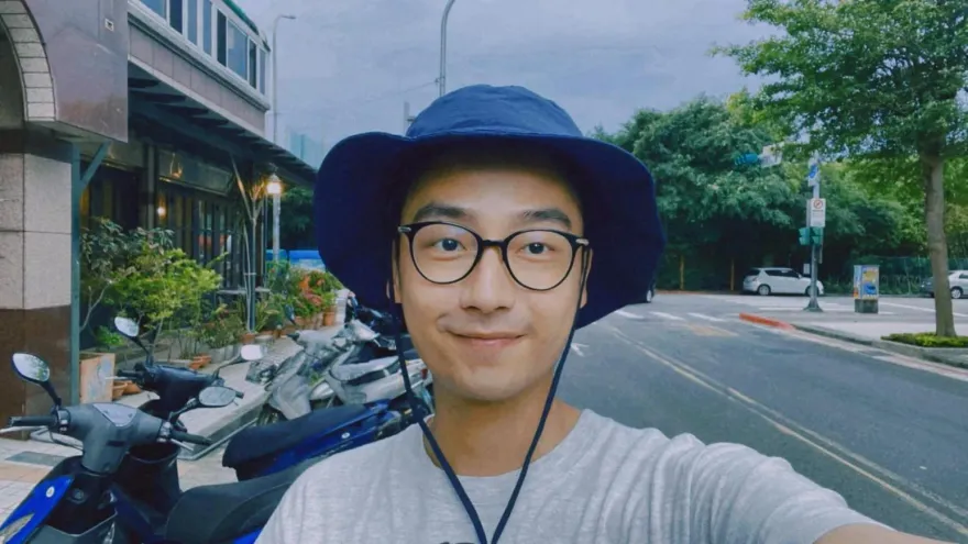 凌晨酒吧「喝到眼迷濛」！大鶴高歌麥克風「都」朋友嘴邊　超嗨畫面全曝光