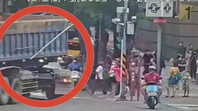 影/驚險片！砂石車捷運石牌站前竟逆向迴轉　老弱婦孺嚇呆閃避過不了馬路