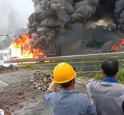 影/驚險畫面曝！濃煙狂竄沖天「看不到路」　5車追撞連環火燒車致6死