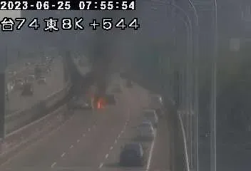 快訊/台中74快速道路「火燒車」！2車追撞「1男全身15%二度灼傷」