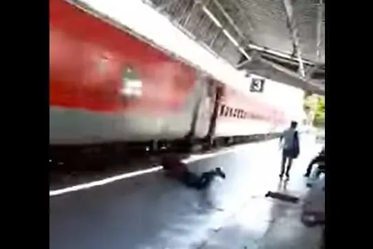 影/疑搭錯車…男竟「跳下時速110公里火車」摔月台　下秒起身閃人