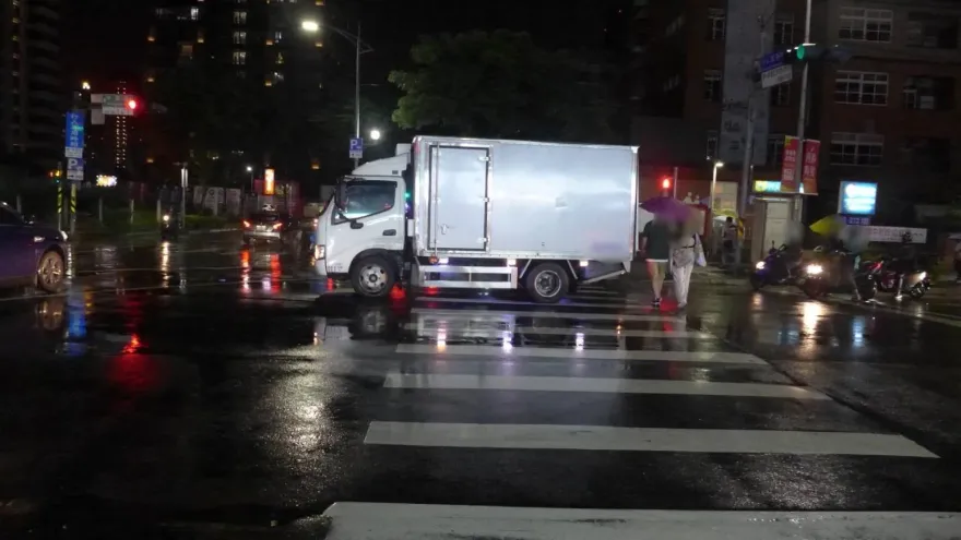 影/硬闖紅燈！新莊男「連閃3輛車」　下秒遭小貨車撞倒昏迷急救