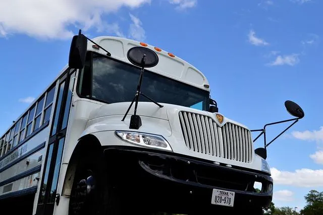 肯亞校車遭賓士「正面衝撞」　6人當場死亡轎車司機肇逃中