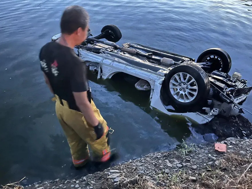影/疑閃車失控！轎車墜魚塭打撈上岸　22歲男駕駛拋飛撞頭
