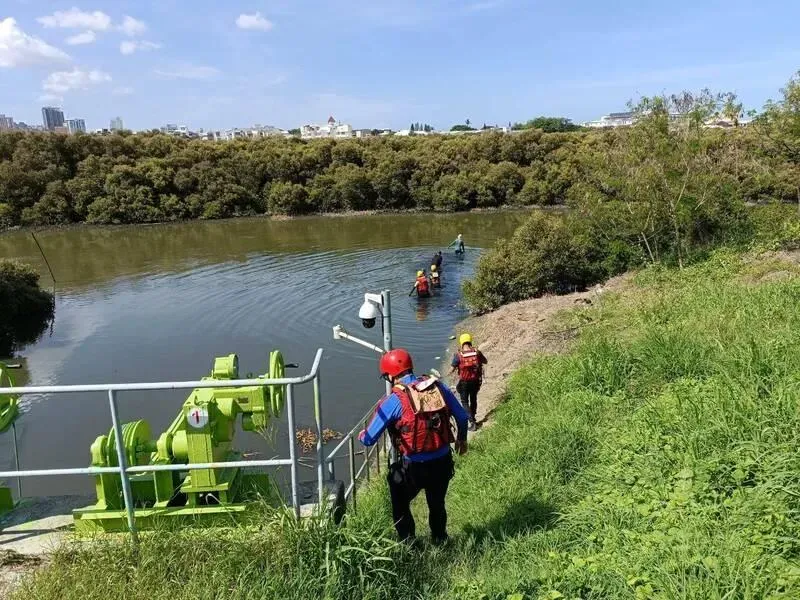 快訊/連假最後一天！台南鹽水溪驚見男浮屍　消防員吊艇下水打撈