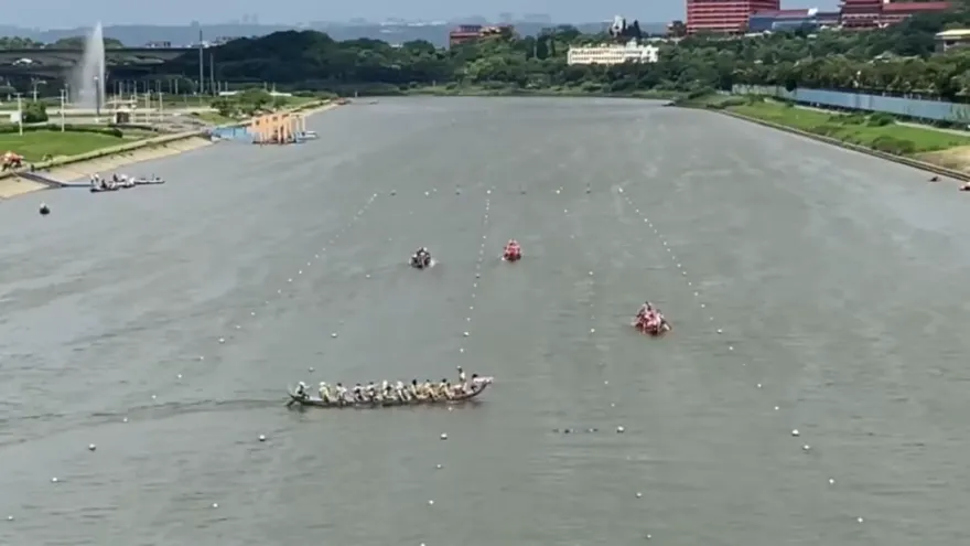 影/水上三寶？龍舟隊「神龍擺尾」賽道蛇行！　網笑翻：厲害了