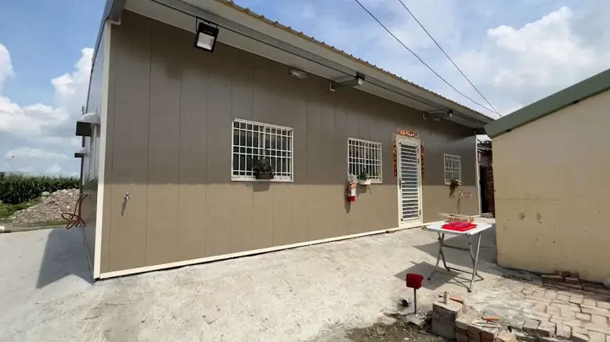 影/「想有明亮的房間！」　雲林清貧小學生蘇小妹住破屋　義工團蓋新家助圓夢