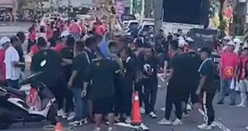 只因「拿錯飲料」！高雄宮廟2派人馬當街上演全武行