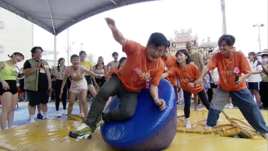 64歲胡瓜挑戰「放大版」立蛋　慘摔死不放棄超敬業