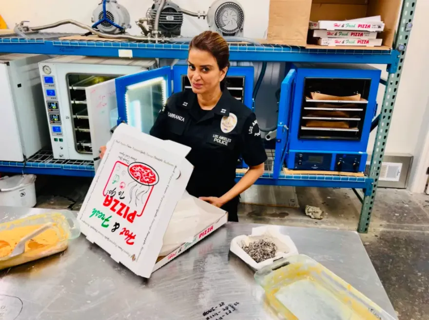 製毒廠裝成披薩店遭洛杉磯警方識破　店內紙盒、托盤中「全是毒品」