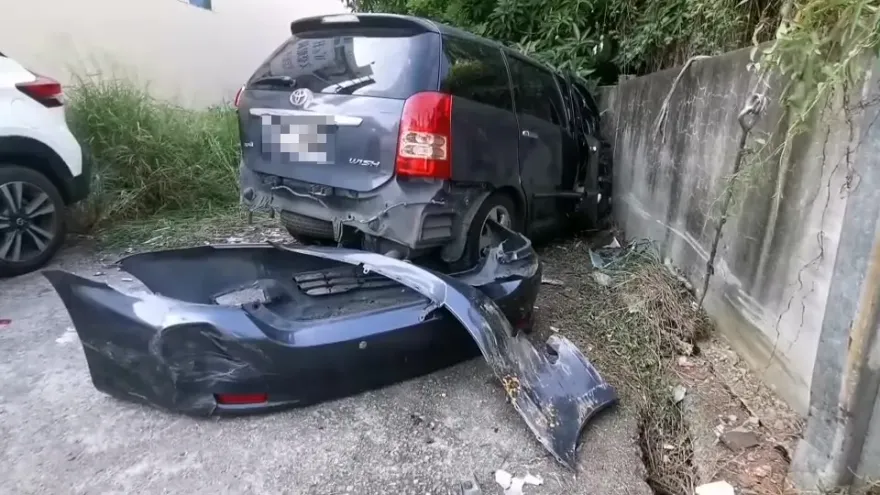 影/嘉義休旅車轉彎失控撞圍牆！4大2小受困　1人昏迷搶救